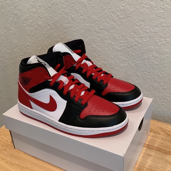 🖤❤️NIKE AIR JORDAN 1 MID SNEAKERS❤️🖤 - Picture 4 of 12